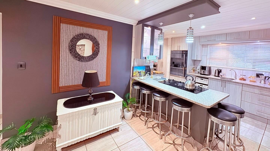 5 Bedroom Property for Sale in Reebok Western Cape